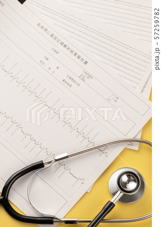 心電図　医療イメージ 57259782