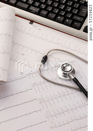 心電図　医療イメージ 57259825