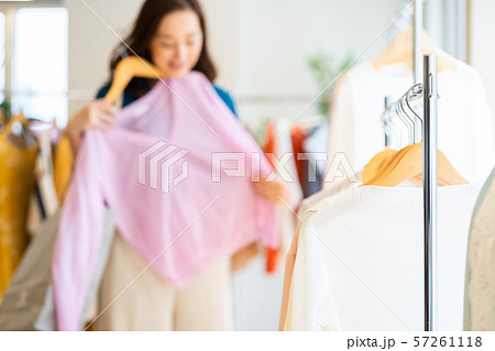 買い物 買い物をする女性 アパレル ショッピング 買い物 買い物をする女性 アパレル ショッピング 57261118