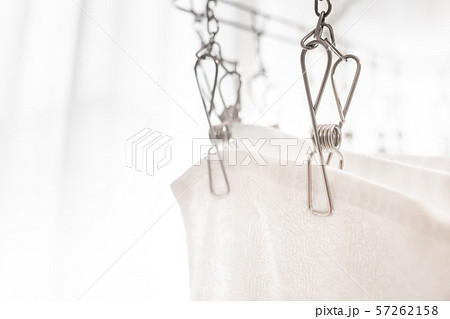 洗濯したタオルを部屋干し。室内で洗濯物を干す。家事・日常イメージ。 57262158