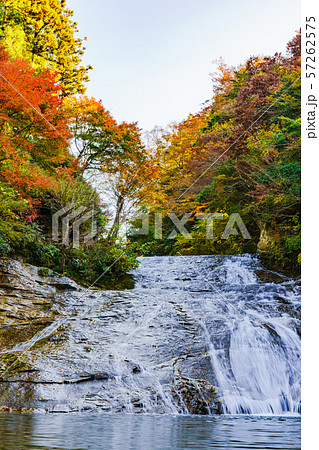 日本の秋のイメージ：首都圏を代表する紅葉の名所であり千葉のシンボルの養老渓谷の名瀑　粟又の滝の風景 57262575