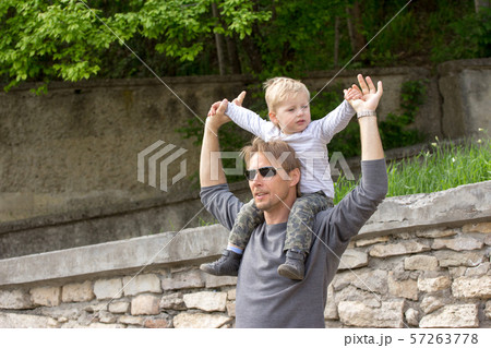 Boy on fathers shoulder 57263778