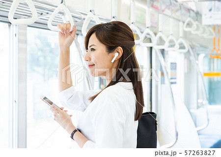 通勤　女性　電車　ビジネスウーマン　撮影協力：京王電鉄株式会社 57263827