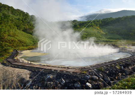 北海道蘭越町でニセコ湯元大湯沼の朝の風景を撮影 57264939