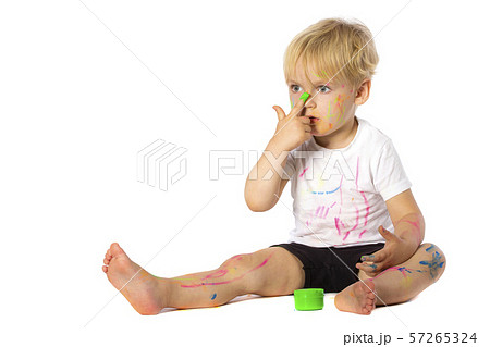 Blond kid paint plays 57265324