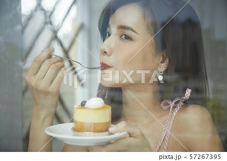 女性　ライフスタイル　雨の日 57267395
