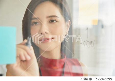 女性　ビジネス 57267799