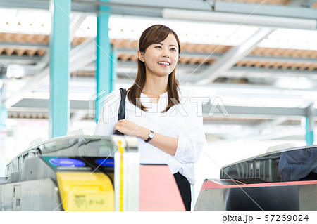通勤 女性 電車 駅 ビジネスウーマン 撮影協力:京王電鉄株式会社 通勤 女性 電車 駅 ビジネスウーマン 撮影協力:京王電鉄株式会社 57269024