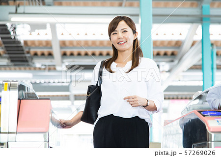 通勤 女性 電車 駅 ビジネスウーマン 撮影協力:京王電鉄株式会社 通勤 女性 電車 駅 ビジネスウーマン 撮影協力:京王電鉄株式会社 57269026
