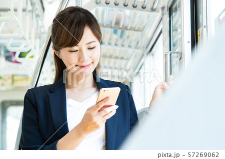 通勤　女性　電車　駅　ビジネスウーマン　撮影協力：京王電鉄株式会社 57269062