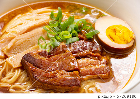 醤油ラーメン(具は煮豚チャーシュー・煮卵・メンマ・青ネギ)。 57269180