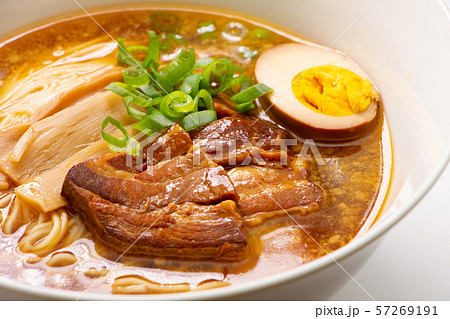 醤油ラーメン(具は煮豚チャーシュー・煮卵・メンマ・青ネギ)。 57269191