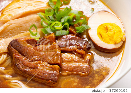 醤油ラーメン(具は煮豚チャーシュー・煮卵・メンマ・青ネギ)。 57269192