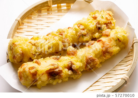 ちくわの磯辺揚げ(ざるに敷いた天ぷら敷き紙上に盛り付け)。 57270010