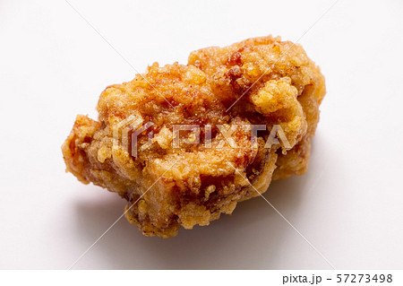 鶏肉の唐揚げのアップ。(白バック・1個) 鶏肉の唐揚げのアップ。(白バック・1個) 57273498