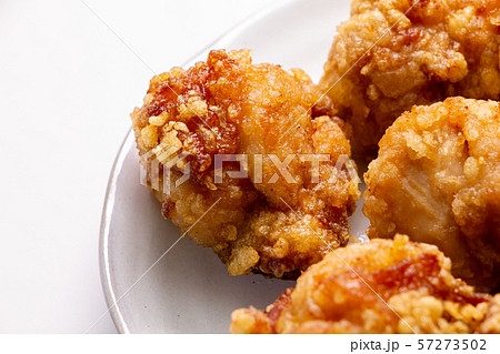鶏肉の唐揚げのアップ。 57273502