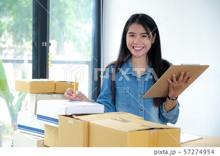 The delivery staff is checking the product box to 57274954