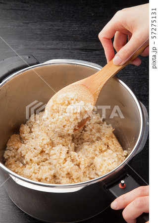 圧力鍋で炊き上がった玄米ご飯 57275131