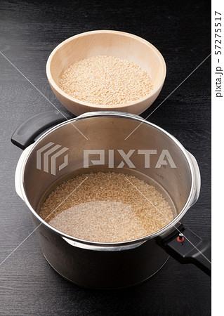 圧力鍋で浸水中の玄米 57275517