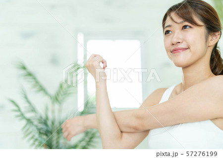 ビューティー 美容 若い女性 ストレッチ ビューティー 美容 若い女性 ストレッチ 57276199
