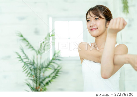 ビューティー 美容 若い女性 ストレッチ ビューティー 美容 若い女性 ストレッチ 57276200
