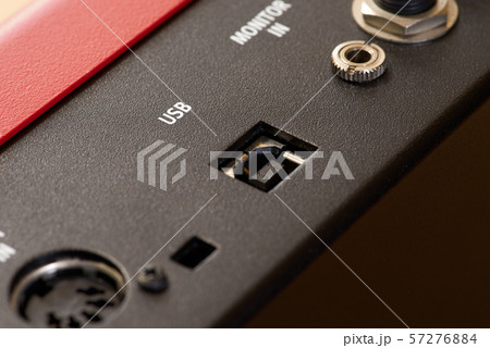 電子機器のコネクタ 57276884