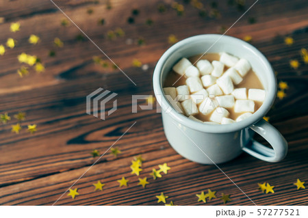 mug with cocoa and marshmallows 57277521