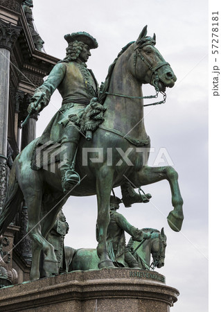 Monument to Maria Theresa in Vienna on the square near the Museum of Natural History. Monument to Maria Theresa in Vienna on the square near the Museum of Natural History. 57278181