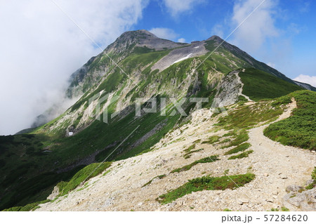 北アルプス笠ヶ岳への道 縦走路から笠ヶ岳山頂を望む 北アルプス笠ヶ岳への道 縦走路から笠ヶ岳山頂を望む 57284620