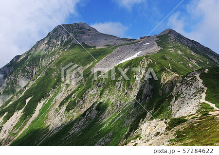 北アルプス笠ヶ岳への道　縦走路から笠ヶ岳山頂を望む 57284622