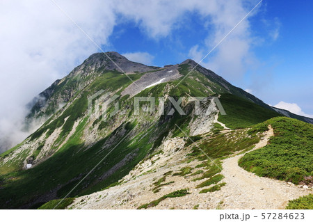 北アルプス笠ヶ岳への道　縦走路から笠ヶ岳山頂を望む 57284623
