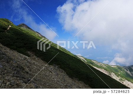 北アルプス笠ヶ岳への道　縦走路から笠ヶ岳山頂を望む 57284625
