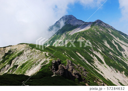 北アルプス笠ヶ岳への道 縦走路から抜戸岩越しに笠ヶ岳山頂を望む 北アルプス笠ヶ岳への道 縦走路から抜戸岩越しに笠ヶ岳山頂を望む 57284632