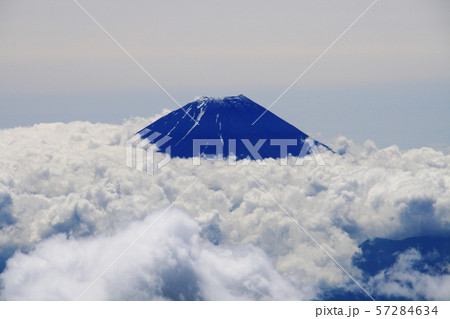 南アルプス　白峰三山テント縦走　農鳥岳山頂から　雲海と霊峰富士山を望む 57284634