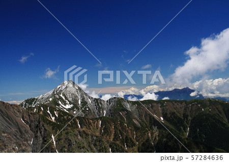 南アルプス 白峰三山テント縦走 農鳥岳山頂から 北岳、八ヶ岳を望む 南アルプス 白峰三山テント縦走 農鳥岳山頂から 北岳、八ヶ岳を望む 57284636
