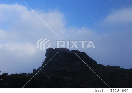 北アルプス笠ヶ岳　夏の朝　笠ヶ岳山頂の風景 祠 57284646