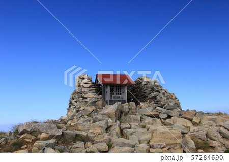 北アルプス笠ヶ岳　夏の朝　笠ヶ岳山頂の風景　祠 57284690