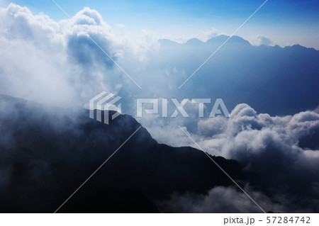 北アルプス笠ヶ岳　夏の朝　笠ヶ岳山頂からの風景　穂高連峰 57284742