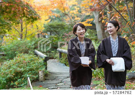 温泉 旅行 親子 母娘 家族旅行 イメージ 温泉 旅行 親子 母娘 家族旅行 イメージ 57284762