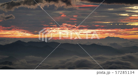富士山五合目から見た日の出の直前 富士山五合目から見た日の出の直前 57285134