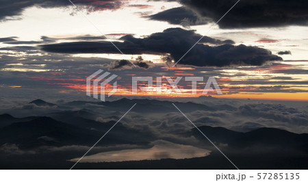 富士山五合目から見た日の出の直前と山中湖 57285135
