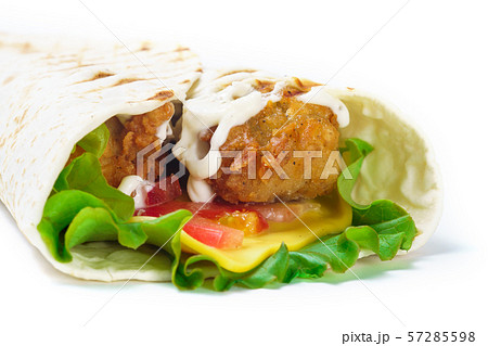 Photo grilled chicken burrito on white background 57285598