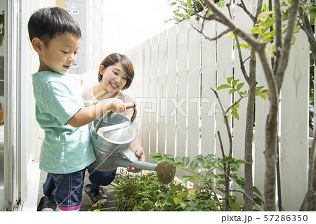 親子で植木にみずやり　ガーデンニング 57286350