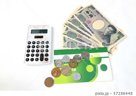 通帳とお金 57286448