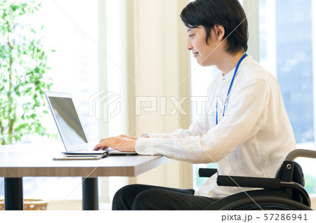 車椅子 ビジネス 男性 デスクワーク 57286941