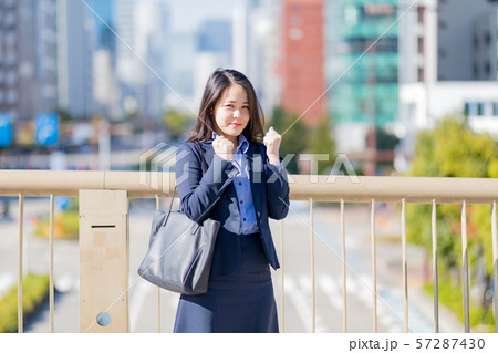 女性　営業　屋外 57287430