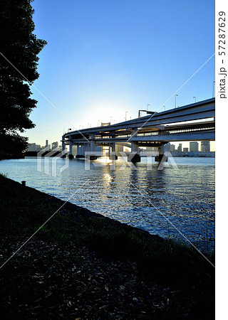 お台場海浜公園からのレインボーブリッジの夕景 お台場海浜公園からのレインボーブリッジの夕景 57287629