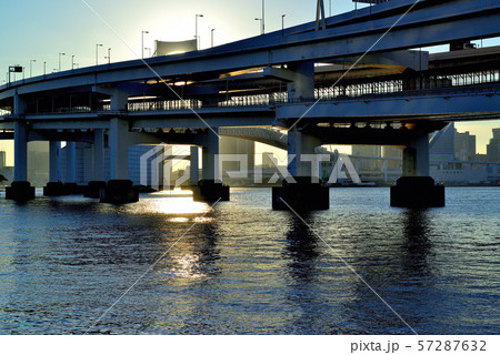 お台場海浜公園からのレインボーブリッジの夕景 57287632