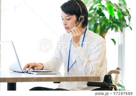 車椅子 ビジネス 男性 デスクワーク オペレーター 57287689