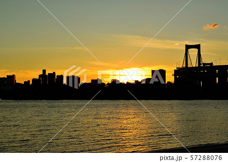お台場海浜公園からのレインボーブリッジの夕景 お台場海浜公園からのレインボーブリッジの夕景 57288076